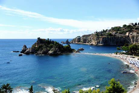 Stranden ved Mazzarò neden for Taormina Stranden ved Mazzarò