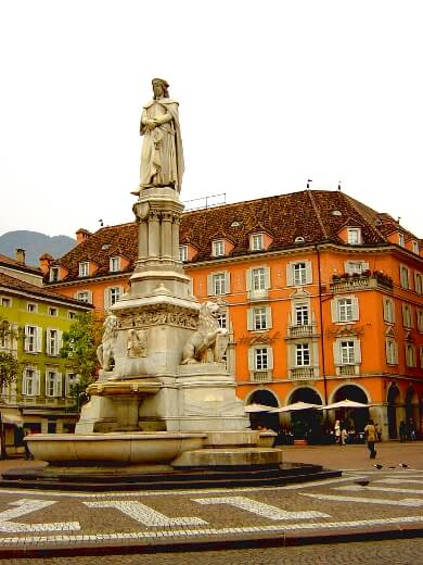Seværdigheder i Sydtyrol – her Piazza Walther i Bolzano Seværdigheder i Sydtyrol – her Piazza Walther i Bolzano