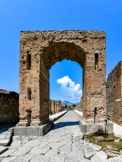 Caligulabuen og Via del Mercurio