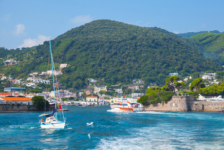 Indsejlingen til Porto d'Ischia Indsejlingen til Porto d'Ischia