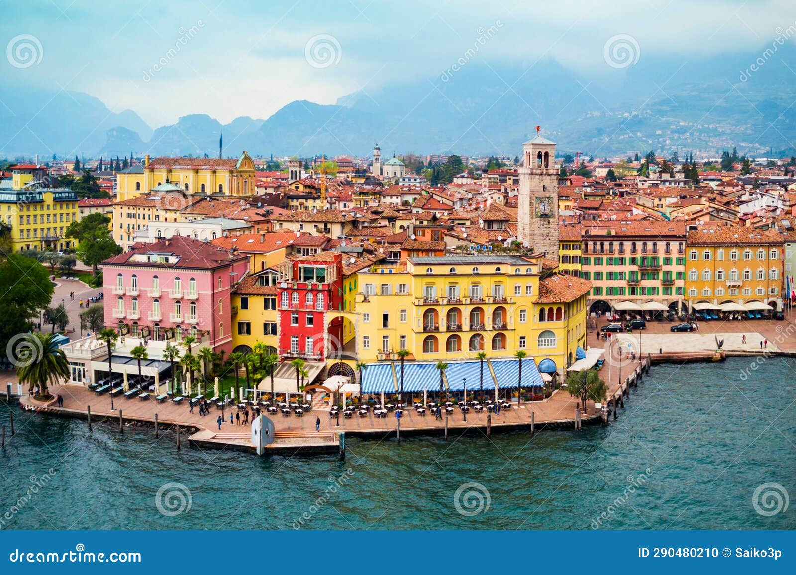 Bjergklatring højt over Riva del Garda Bjergklatring højt over Riva del Garda