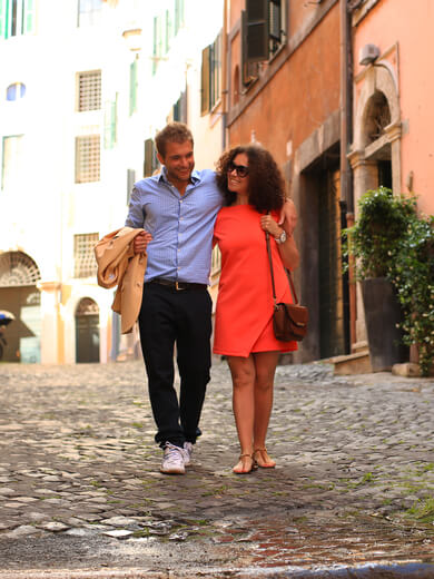 Velklædte turister på ferie i Italien