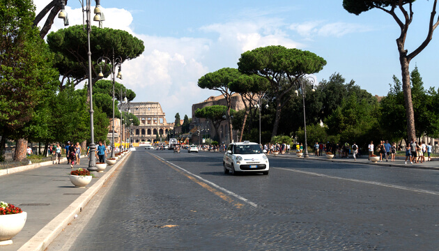 Via dei Fori Imperiali med Colosseum i baggrunden Via dei Fori Imperiali