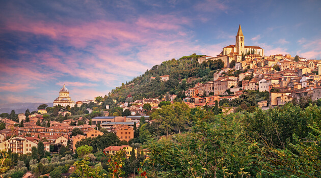 Solnedgang over Todi i Umbrien Solnedgang over Todi i Umbrien
