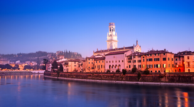 Adige-floden – som en blå silkesløjfe gennem Verona