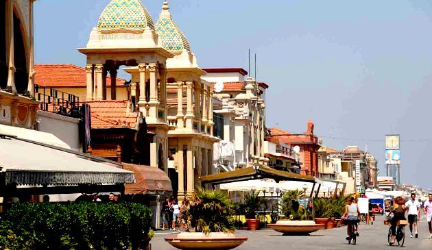 Viareggios berømte strandpromenade Viareggios berømte strandpromenade