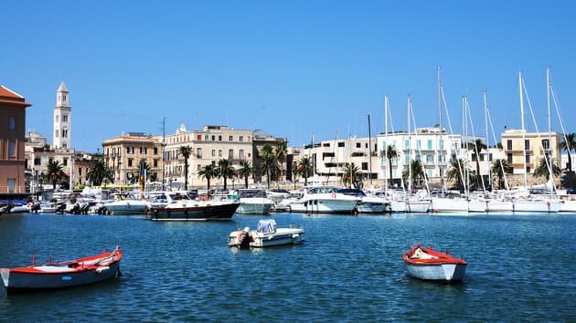 Panoramaudsigt over havnefronten og promenaden i Apuliens hovedstad, Bari