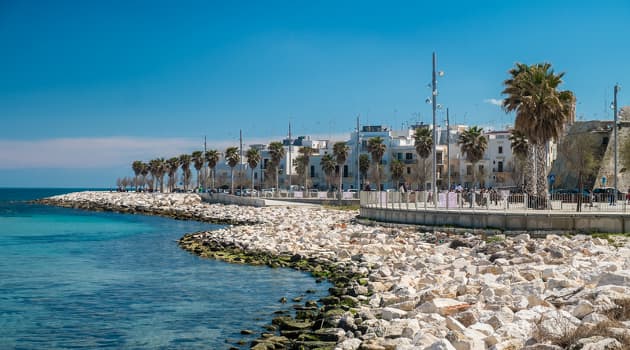 Den snehvide fiskerby Mola di Bari på den sydlige Adriaterhavskyst