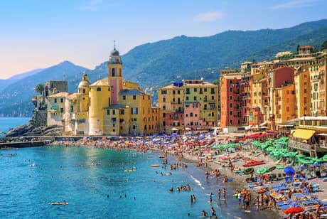 Camogli Stranden i Camogli med de karakteristiche farverige huse i baggrunden