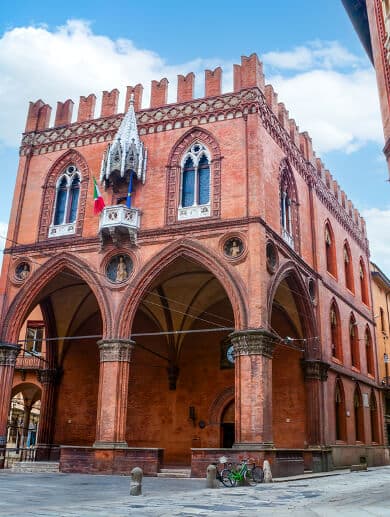 Loggia dei Mercanti Den rige gotiske facade på Palazzo della Mercanzia i Bologna