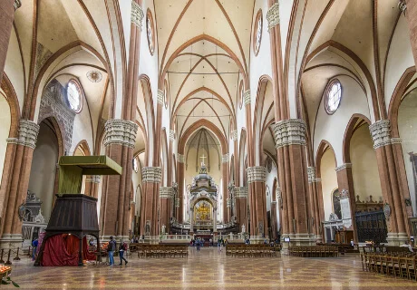 San Petronios spartanske kirkerum