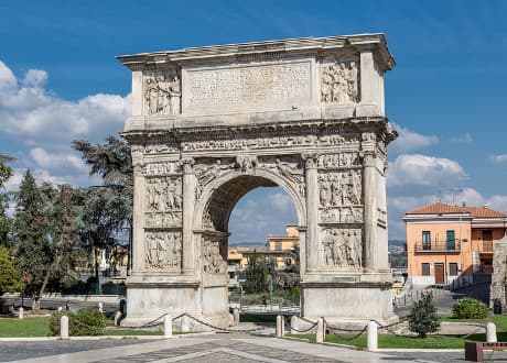 Trajanbuen i Benevento Den romerske triumfbue Trajanbuen i Beneventos historiske centrum