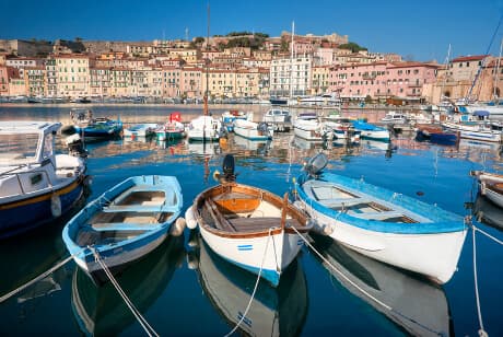 Portoferraio Lystyachter og både i havnen ved Elbas hovedby, Portoferraio