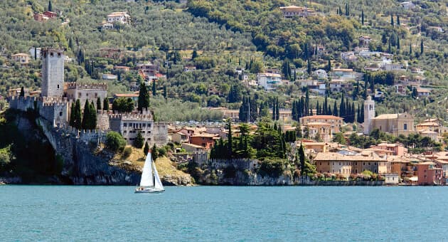 Malcesine Panoramaudsigt over Malcesine og Gardasøens dybblå vand