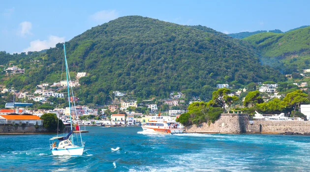 Indsejlingen til Porto d'Ischia Indsejlingen til Porto d'Ischia