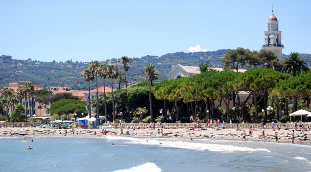 Diano Marina på Riviera dei Fiori Den brede og solrige sandstrand i Diano Marina på den liguriske riviera