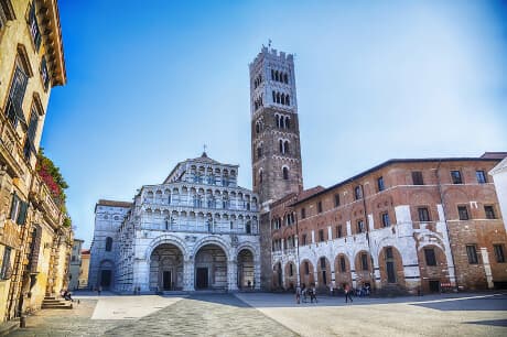Piazza San Martino med domkirken Den asymmetriske marmorfacade på San Martino-domkirken på Piazza San Martino i Lucca