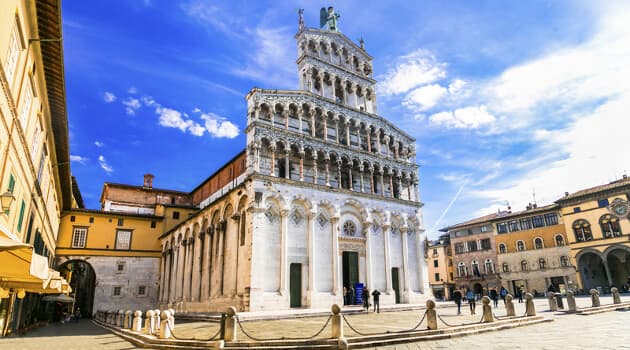 San Michele in Foro Den detaljerige og bryllupskagelignende facade på kirken San Michele in Foro i Lucca