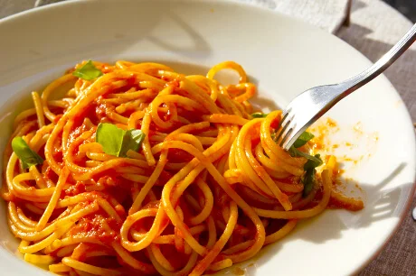 Spaghetti spises med gaffel Spaghetti spises med gaffel