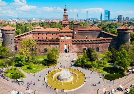 Castello Sforzesco Det historiske og monumentale murstensslot Castello Sforzesco i Milano under en blå himmel
