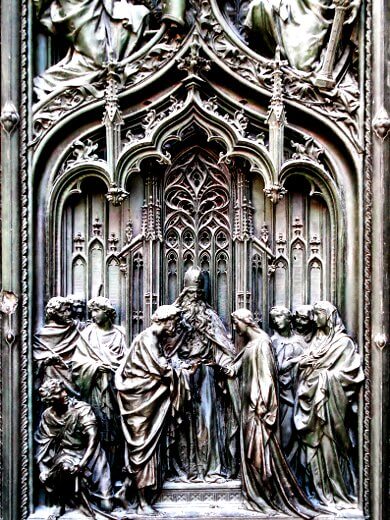 Pragtfuld bronzedør i Milanos domkirke