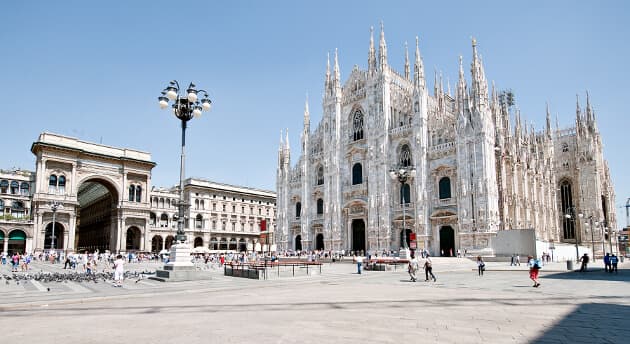 Piazza del Duomo med domkirken Den åbne domkirkeplads Piazza del Duomo i Milano foran den mægtige gotiske katedral