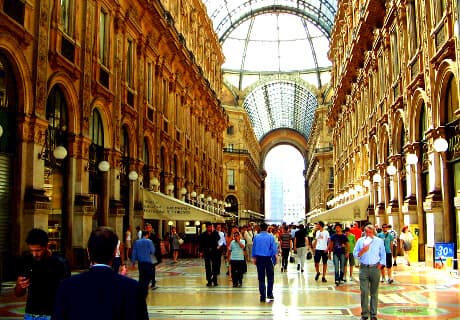 Galleria Vittorio Emanuele II – Milanos foyer Den imponerende glaskuppel og det smukke arkadeloft inde i indkøbscentret Galleria Vittorio Emanuele II i Milano