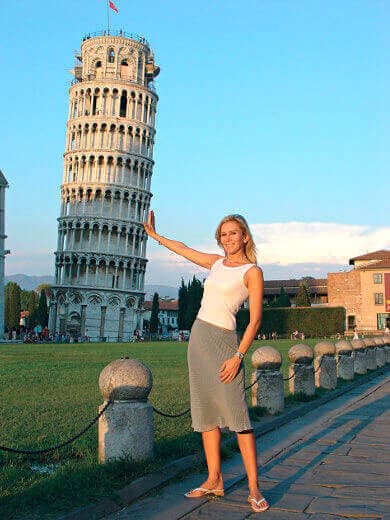 Det skæve Tårn Det grønne græstæppe på Campo dei Miracoli med Det skæve Tårn i Pisa