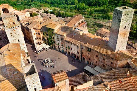Den åbne Piazza della Cisterna i San Gimignano med den historiske stenbrønd i midten