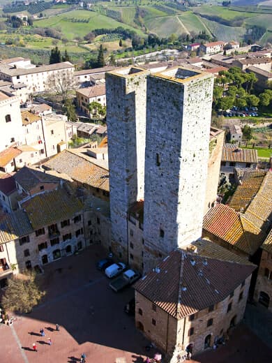 De høje firkantede Salvucci-stentårne i San Gimignanos middelalderby