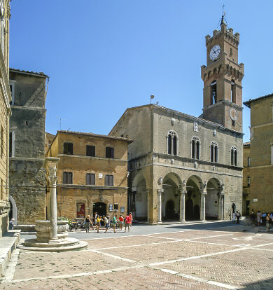 Piazza Pio II med rådhuset og cisternen