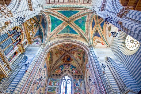 Interiør i domkirken i Orvieto Interiør i domkirken i Orvieto